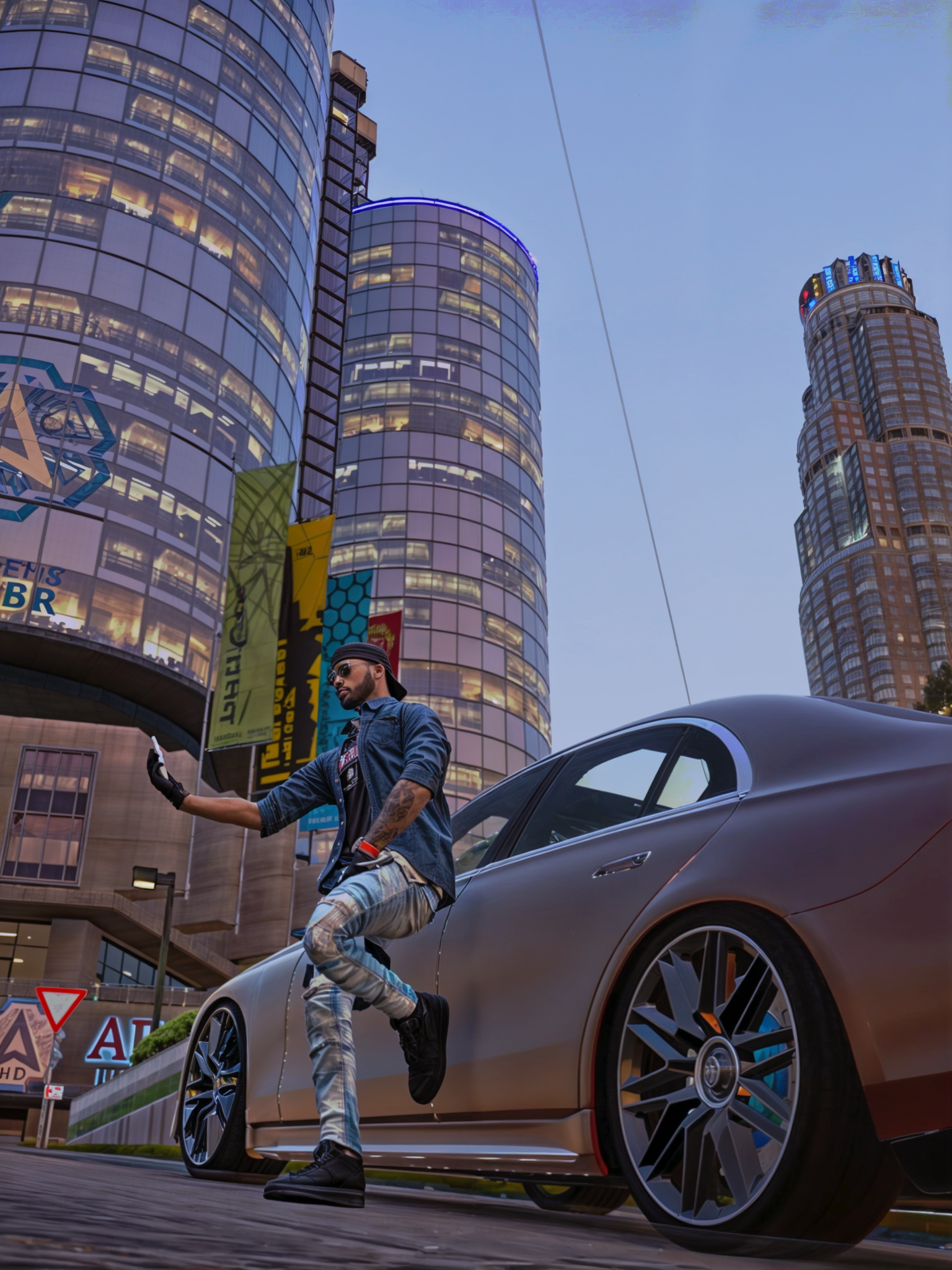 Mann mit Telefon in der Großstadt